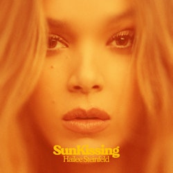 Hailee Steinfeld lanza su nuevo sencillo "SunKissing"