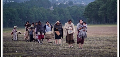 Se estrena "Mujeres del Alba", de Jimena Montemayor, una mirada íntima a la guerrilla y a la maternidad