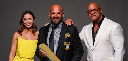 Dwayne "La Roca" Johnson entrega homenaje a Mark Kerr en su histórica inducción al Salón de la Fama
