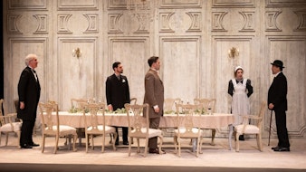 “El inspector llama a la puerta”, de J. B. Priestley, suspenso en el Teatro Helénico