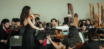 La Orquesta Escuela Carlos Chávez invita a la renovación con música que celebra las tradiciones del mundo