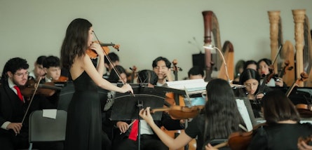 La Orquesta Escuela Carlos Chávez invita a la renovación con música que celebra las tradiciones del mundo