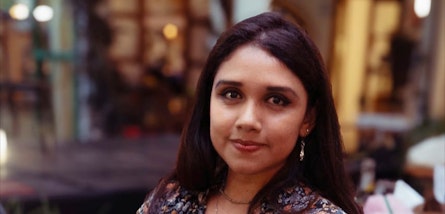 “50 horas de pie” de Ana Basilio, poemario que reconoce la dignidad y la memoria laboral