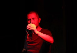 "Memoria en el asfalto", una historia de amor, pérdida y búsqueda, en el Foro Alternativo del Centro Cultural Helénico