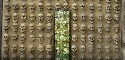 El INBAL restaura el panel “Tzompantli” del mural de Rafael Cauduro