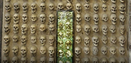 El INBAL restaura el panel “Tzompantli” del mural de Rafael Cauduro