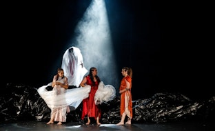 "Aves de Troya" reimagina la guerra desde la voz de mujeres e infancias en Foro La Gruta