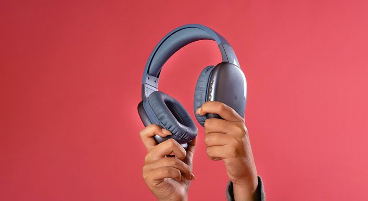 Audífonos de conexión inalámbrica azules.