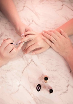 Tendencias de belleza: Manicure arcoíris es lo de  hoy