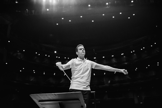 Juan Pablo Contreras estrena su sencillo "Corazón Azul" y debuta como director de Orquesta
