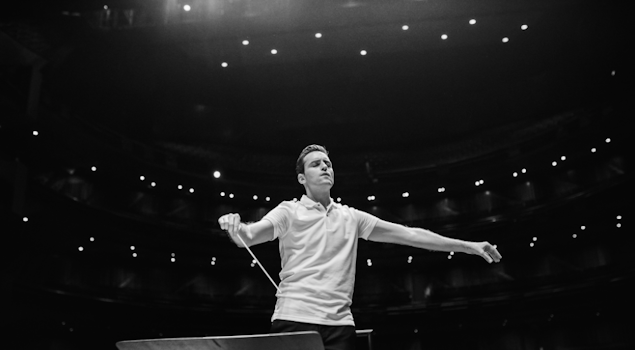 Juan Pablo Contreras estrena su sencillo "Corazón Azul" y debuta como director de Orquesta