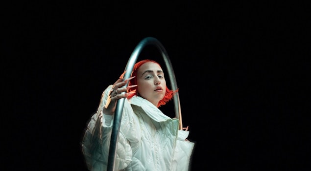 Amelia Moore estrena su EP debut "teaching a robot to love"