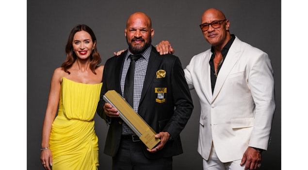 Dwayne "La Roca" Johnson entrega homenaje a Mark Kerr en su histórica inducción al Salón de la Fama