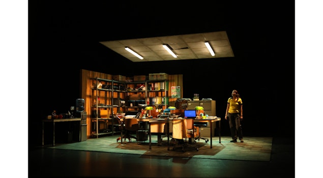 El absurdo existencial que se esconde en una oficina es retratado en la puesta en escena: “Todo está bien”