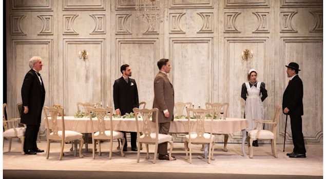 “El inspector llama a la puerta”, de J. B. Priestley, suspenso en el Teatro Helénico