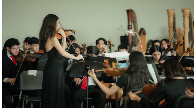 La Orquesta Escuela Carlos Chávez invita a la renovación con música que celebra las tradiciones del mundo