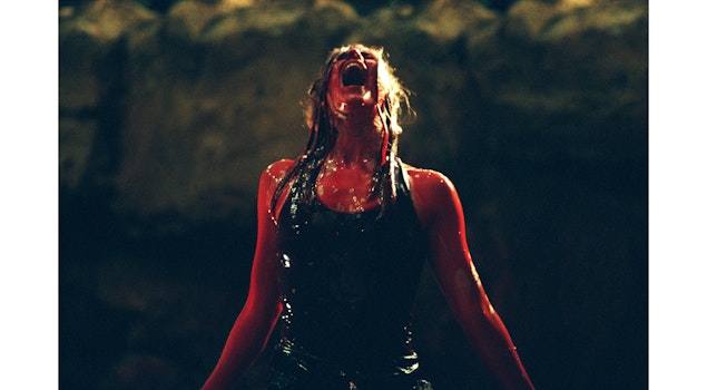 "El Descenso" de Neil Marshall regresa a cines en versión restaurada en 4K por su 20 aniversario